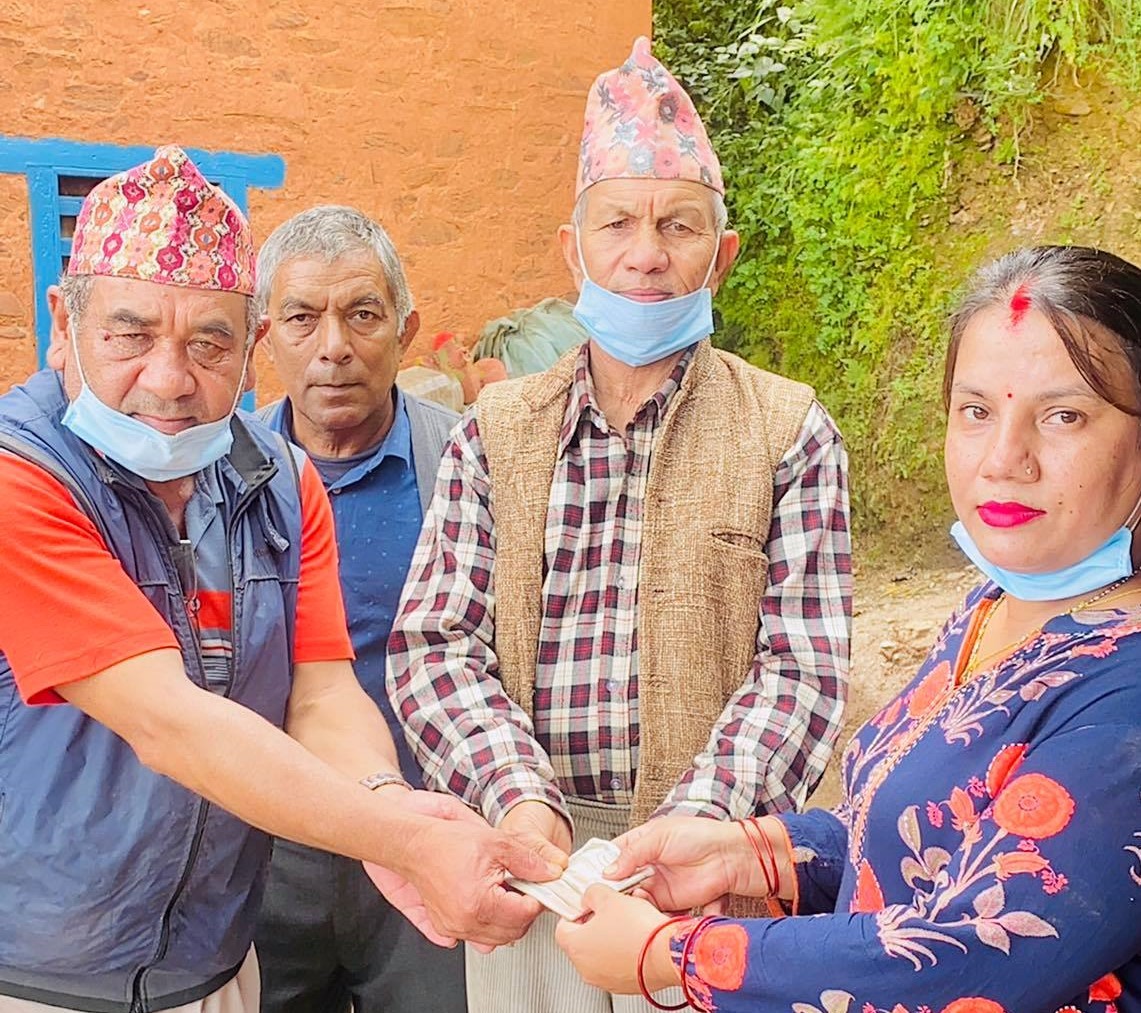 गुल्मी चारपाला रुपन्देही सम्पर्क समाजद्वारा पहिरो पिडीत ३ परिवारलाई आर्थिक सहयोग