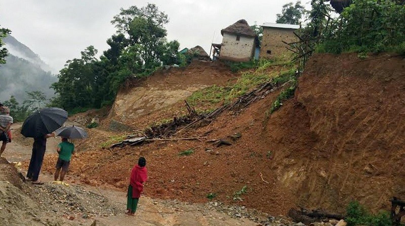 अर्घाखाँचीको अडगुरीमा खसेको पहिराेमा पुरिएर एक बालिकाको मृत्यु,तीन घाइते