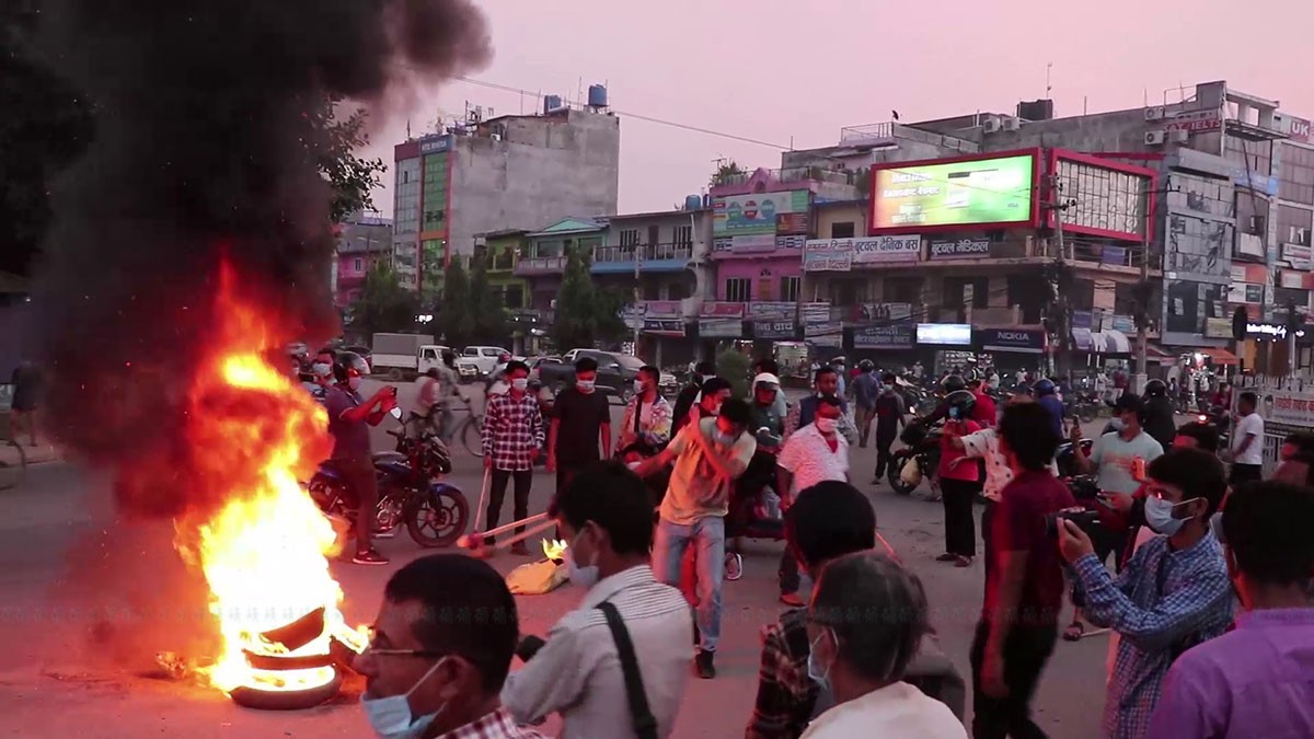 बुटवलकाे मिलनचाेकमा मुख्यमन्त्रीकाे स्कटीङका गाडीमा ढुंगा प्रहार,कांग्रेसका युवा नेताहरु पक्राउ