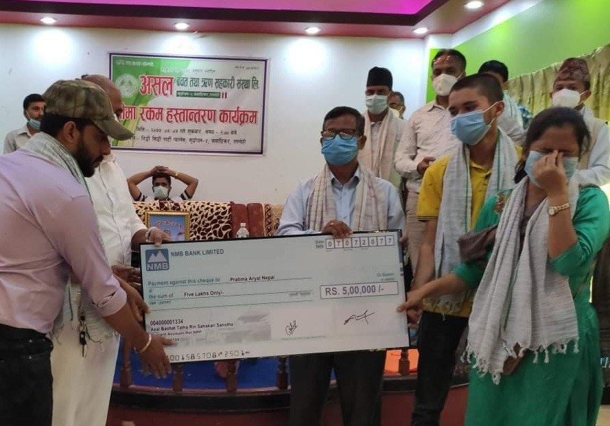 पति गुमाएकी प्रतिभालाई असल सहकारीद्वारा  ५ लाख बराबरको बिमा रकम हस्तान्तरण