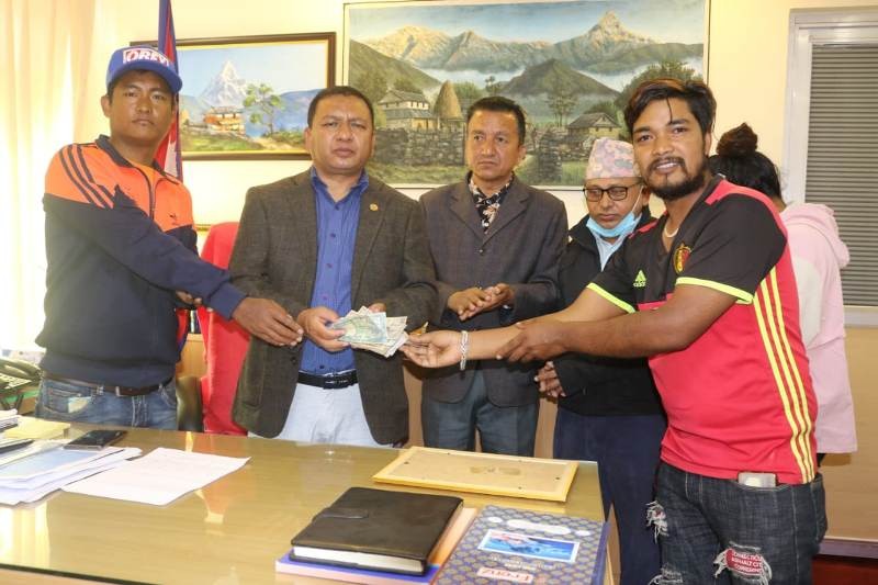 बागलुङ सेवा समाज मलेसियाद्वारा बाढी पहिरो पीडितलाई आर्थिक सहयोग