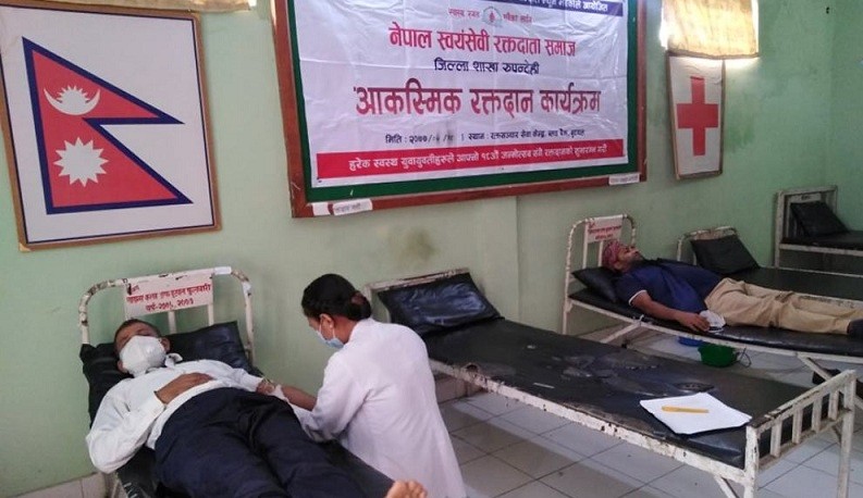 ७ जना प्लाज्मा डाेनरसहित ५० जनाले गरे बुटवलमा आकस्मिक रक्तदान