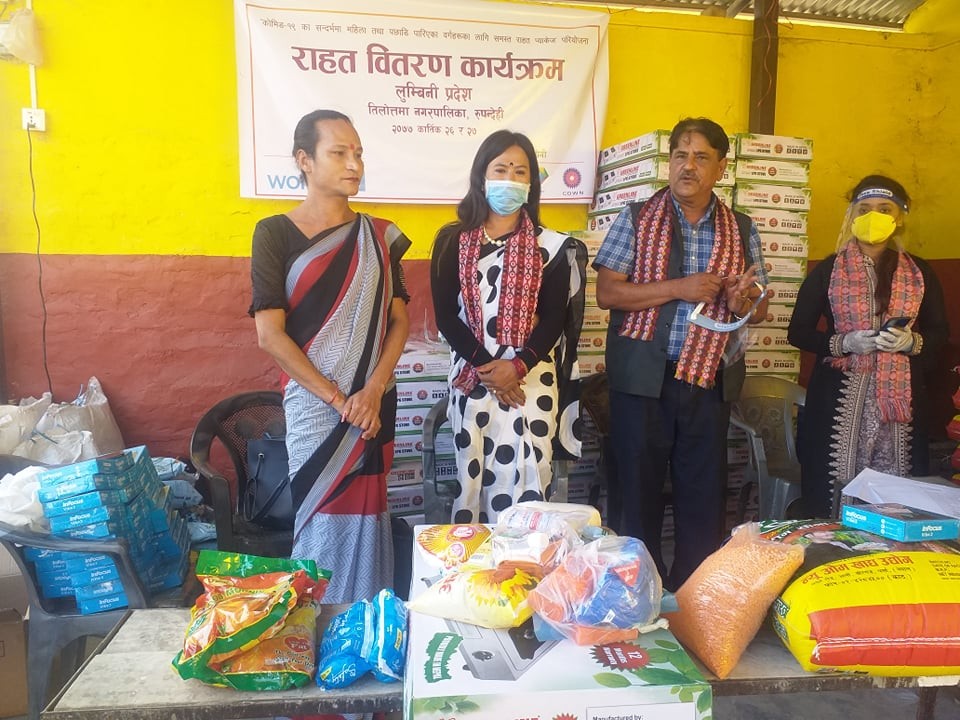 कोरोनाको मारमा परेका २५० महिलालाइ खाद्यान्न सहित आर्थिक सहयोग प्रदान