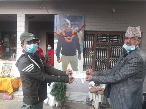 व्यवसायी खनालको मृत्युपछि पश्चिमाञ्चल यातायात समितिद्वारा परिवारलाई २ लाख राहात