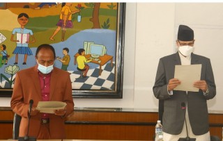 कांग्रेस सांसद पाण्डेले  लिए पद तथा गोपनीयताको सपथ