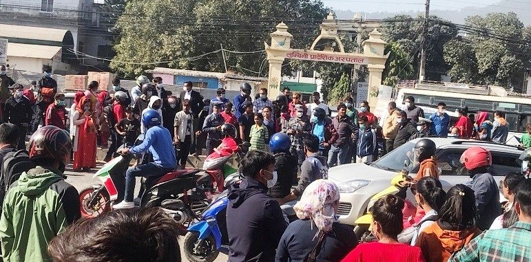 बुटवलको हस्पिटललाइनमा ट्रकले स्कुटरलाई ठक्कर दियाे,सुख्खानगरका भरतको मृत्यु