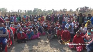 तिनाउ दानव करिडोरका स्थानीयले भने-‘हामीलाइ उचित घरबासकाे ब्यबस्था नगरेसम्म काम गर्न दिन्नाैँ ’