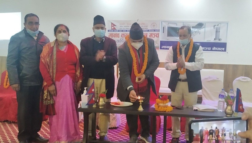 मानव कल्याण मित्र मञ्चद्वारा स्वास्थ्य सेवा केन्द्रलाई साढे २ लाखको आइसियू बेड हस्तान्तरण