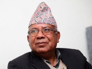 नेपाल कम्युनिष्ट पार्टीका  अध्यक्ष बने माधवकुमार नेपाल,ओली हटाइए