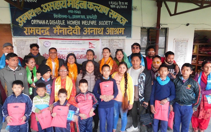 संगीतकर्मी संघ रुपन्देहीद्वारा अनाथ आश्रमका विद्यार्थीहरुलाई पोशाक प्रदान