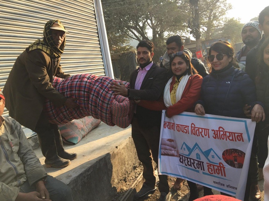 प्रदेशसभा अगाडी सडकपेटीका बेसाहारालाई ‘घरघरमा हामी’द्वारा सिरक-डसना वितरण 