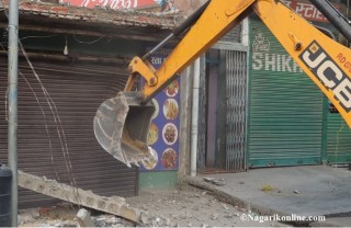 २४ घण्टे अल्टिमेटम सकिएपछि बुटवलको चौराहा-चिडियाखोला सडक किनारका संरचनामा डोजर चल्यो !
