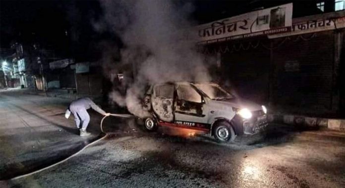 बन्दकर्ताद्वारा काठमाडौंको गोंगबुमा ट्याक्सीमा आगजनी