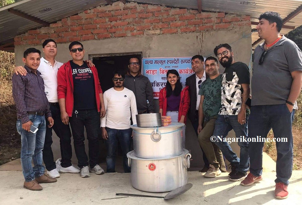 पाल्पा माल्मुल रुपन्देही सम्पर्क मञ्च बुटवलद्वारा पाल्पाको रिब्दिकोटमा भाँडा बितरण