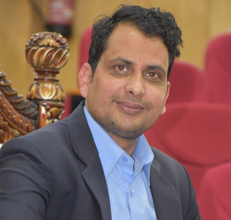 कविता : ‘मान्छेका लास देख्दैनौ ढुङ्गाकै लाग्छ त्यो मुटु’
