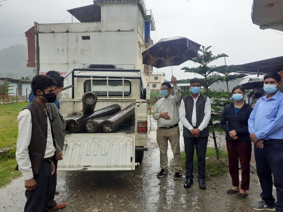 रेडियो पुष्पाञ्जलीको अभियान : ५ थान अक्सिजन सिलिण्डर नगरपालिकालाई हस्तान्तरण