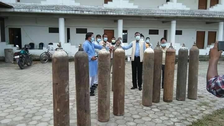 कांग्रेस लुम्बिनीका प्रमुख सचेतक फकरुदिनद्वारा नगरपालिकालाई अक्सिजन सिलिण्डर प्रदान