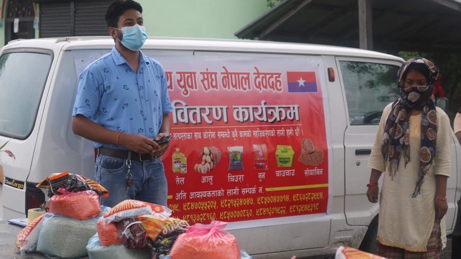 देवदहमा युवा संघद्वारा ७० परिवारलाई खाद्यान्न बितरण