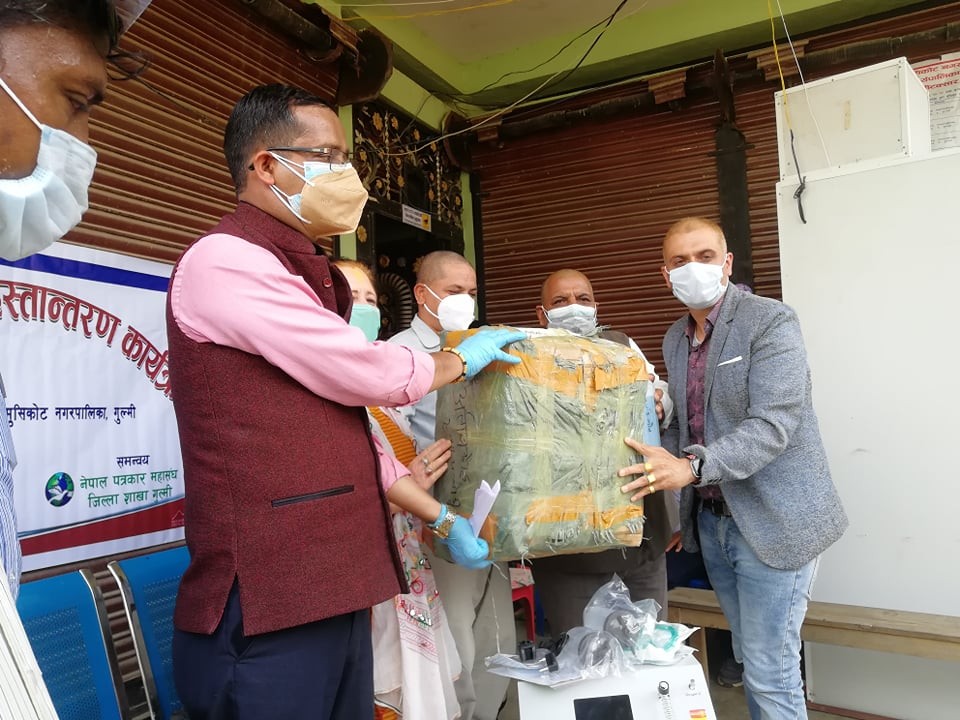 जापानका गुल्मेलीले पठाएको स्वास्थ्य सामाग्री मुसिकोटमा पुगेर पत्रकारले गरे वितरण