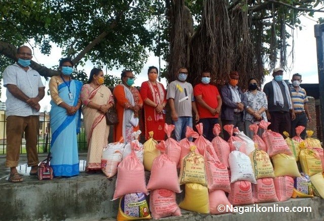 बिपन्न समुदायमा पुगेर खाद्यान्न बाँड्दै कांग्रेस युवा नेता भट्टराई
