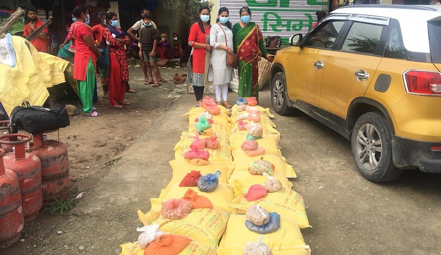 पाल्पामा रैनादेवीका विपन्न वर्गलाई खाद्यान्न बितरण