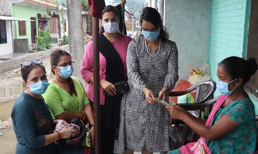 उद्यमशील गुल्मेली चेली समुहद्वारा चौधरीलाई १२ हजार सहयोग