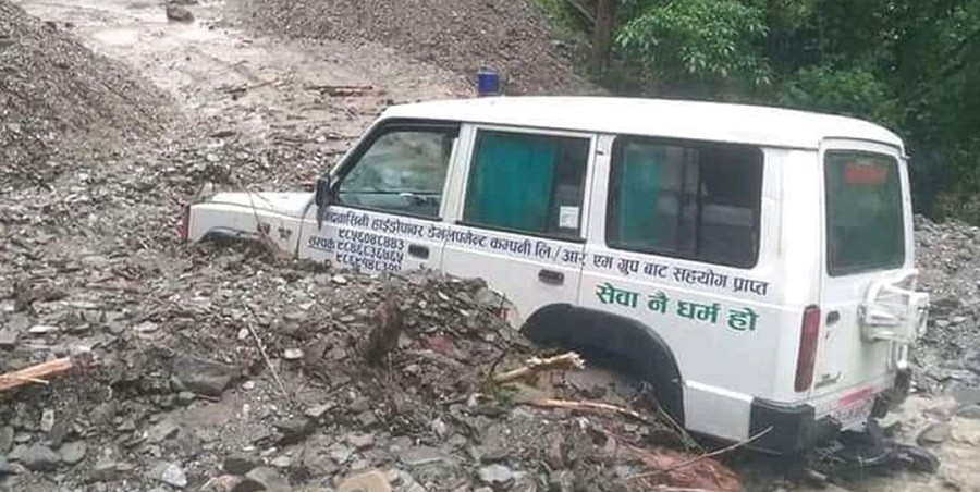 कास्कीमा  बिरामी बाेकेको एम्बुलेन्समाथि पहिरो खस्दा एकको मृत्यु
