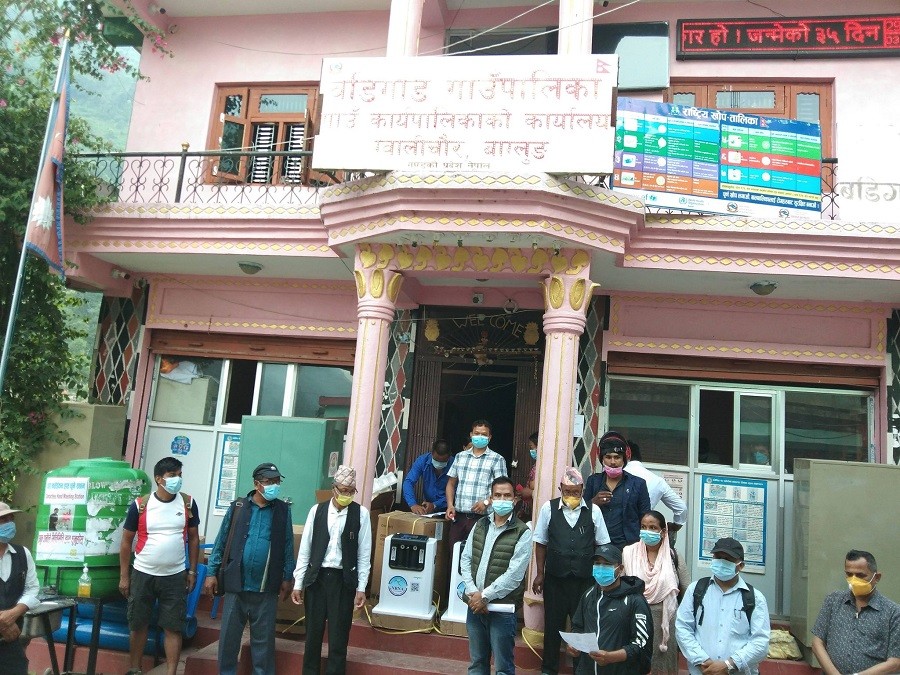 कुँवरको पहल तथा एनआरएनको सहयोगमा बडिगाडका ५ स्वास्थ्यचौकीलाई अक्सिजन कन्सन्ट्रेटर मेसिन