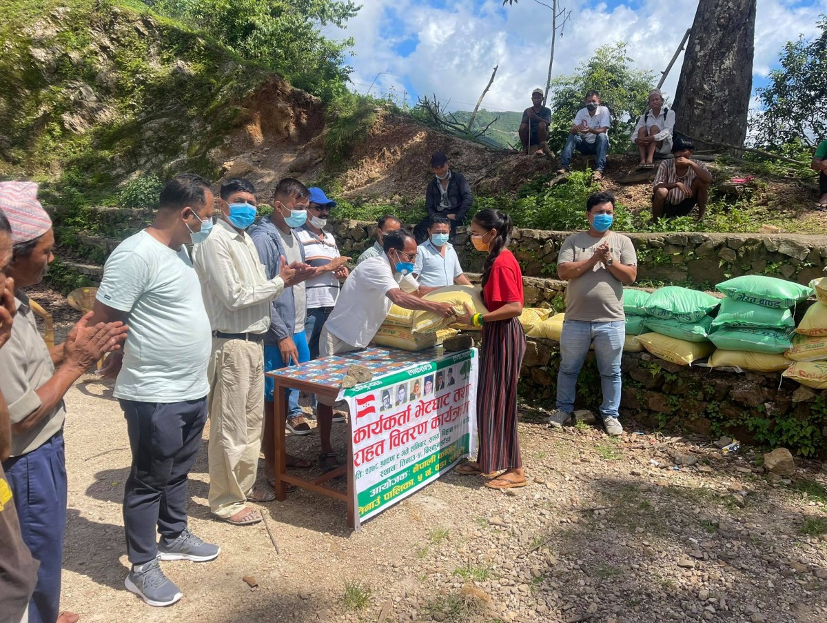 तिनाउका अति बिपन्न दलित समुदायका ४० घरमा कांग्रेसले बाँड्याे चामल