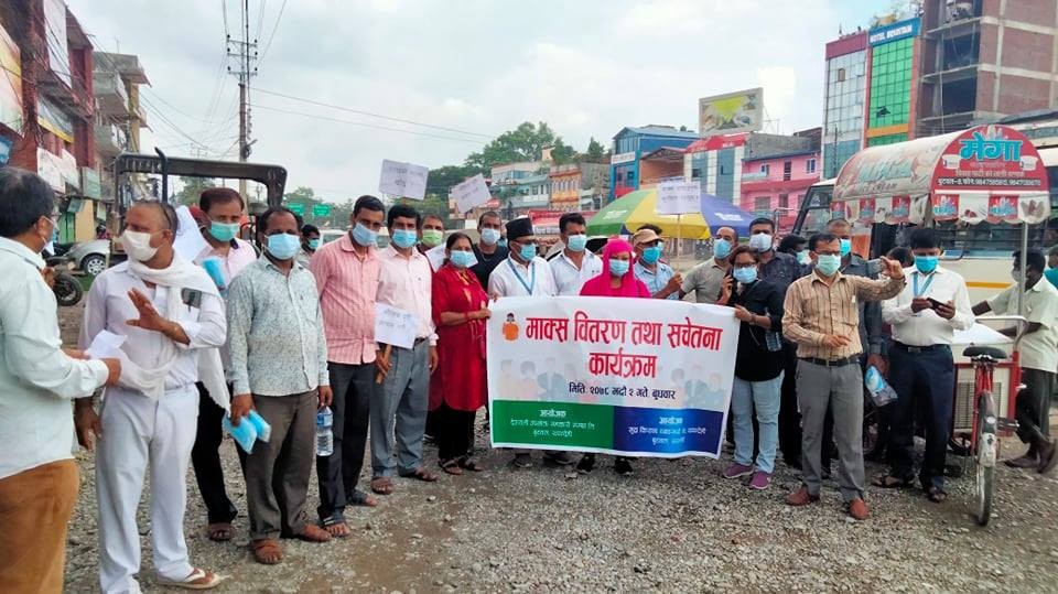  खुद्रा किराना व्यवसायी संघद्वारा बुटवलमा मास्क वितरण