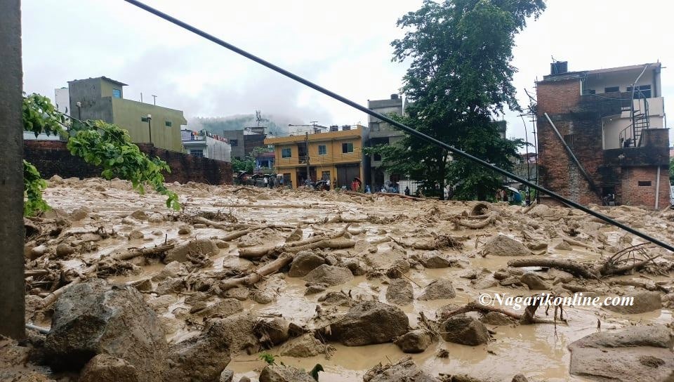 बुटवलको गोलपार्क-लक्ष्मीनगर रिङरोड ढुंगासहितखसेको लेदोले अवरूद्ध (फाेटाेफिचर)