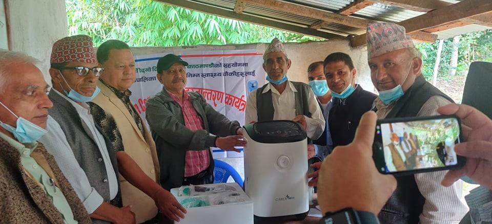 पटौटी स्वास्थ्य चौकीलाई अक्सिजन कन्सन्ट्रेटर हस्तान्तरण