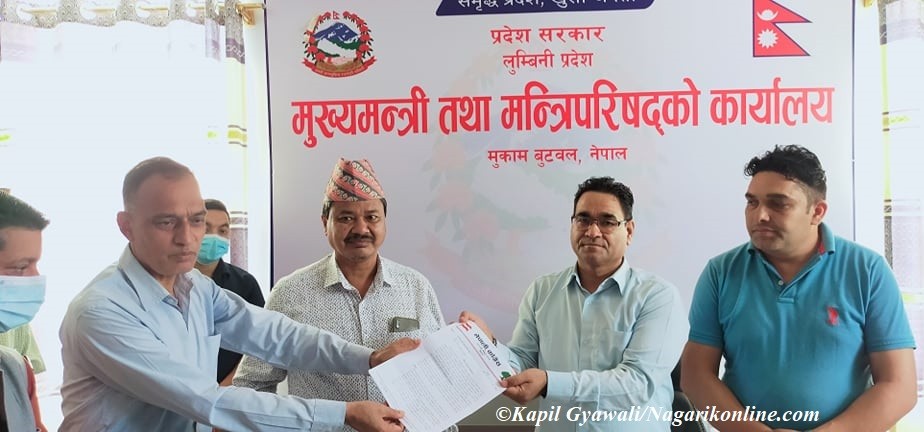 काँग्रेसले मुख्यमन्त्री केसीलाई ज्ञापनपत्र बुझाउँदै भन्याे-‘बुटवलका पहिरो प्रभावितलाई राहत प्याकेज र उचित व्यवस्थापन गर’
