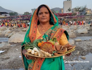बुटवलमा अस्ताउँदो सूर्यलाई अर्घ्य (फाेटो फिचर)