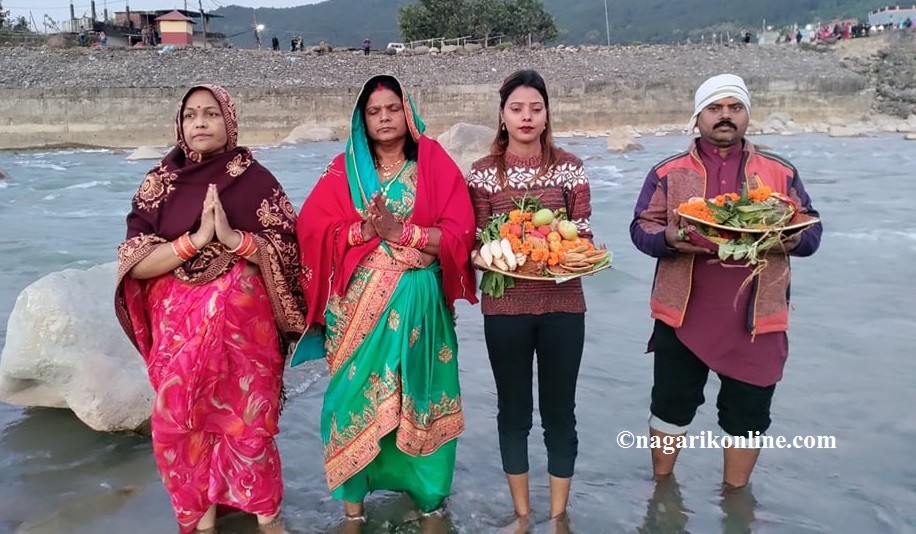 बुटवलमा उदाउँदो सूर्यलाई अर्घ्य दिएर छठ समापन (फाेटो फिचर)