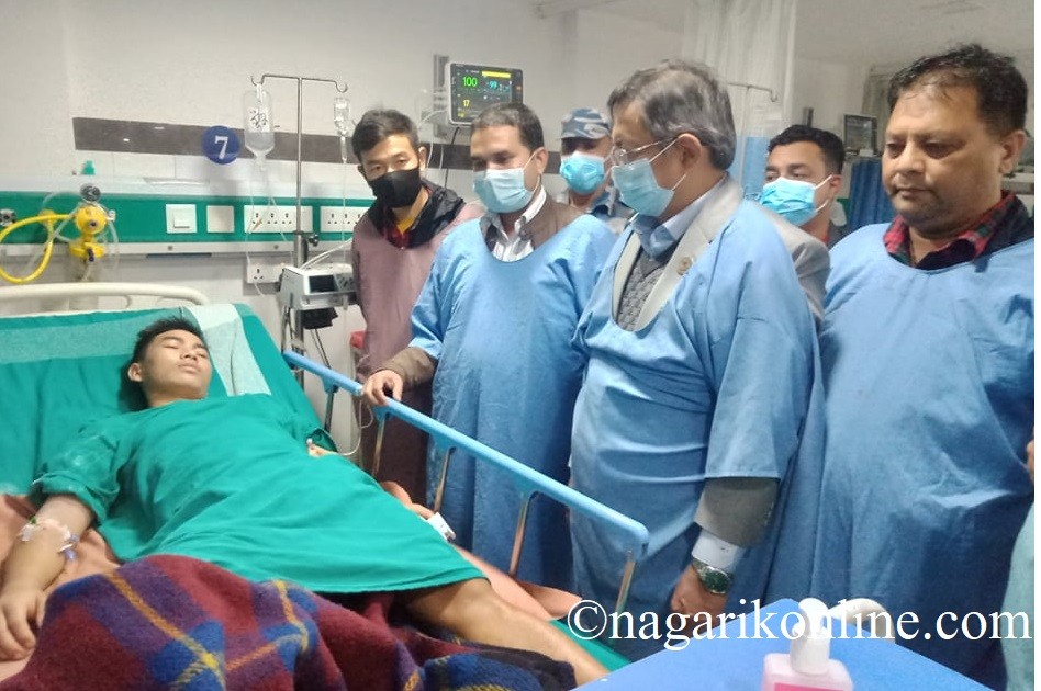 प्युठान झडपका घाइतेलाइ भेटेर गृहमन्त्री खाँणले भने-‘स्वास्थ्य लाभ गर्नूस्’