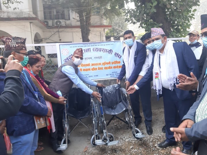 खुद्रा किराना व्यवसायी संघद्वारा लुम्बिनी प्रादेशिक अस्पताललाई ह्वील चियर हस्तान्तरण