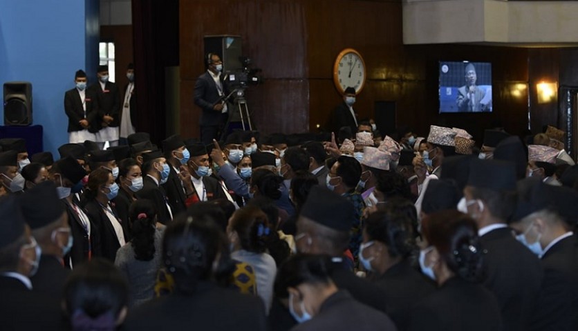 संसद बैठक सुरु हुनासाथ एमालेको अवरोध