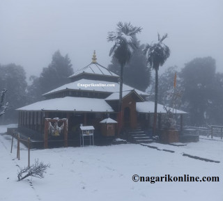 गुल्मी रेसुङ्गामा बाक्लाे  हिमपात (फाेटाेफिचर)