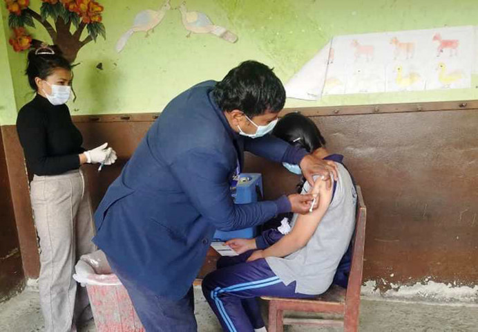 भक्तपुरका ६ हजार विद्यार्थीले लगाए कोरोनाविरुद्धको मोडर्ना खोप