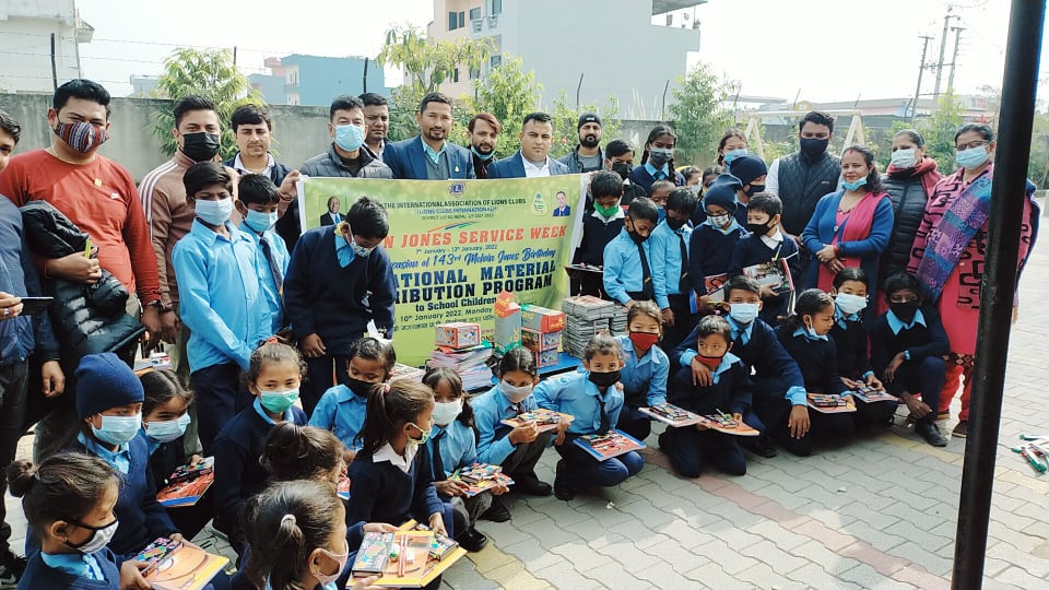 लायन्स बुटवल संसारले बाँड्यो ‘हाम्रो सगरमाथा आधारभुत बिद्यालय’मा शैक्षिक सामाग्री