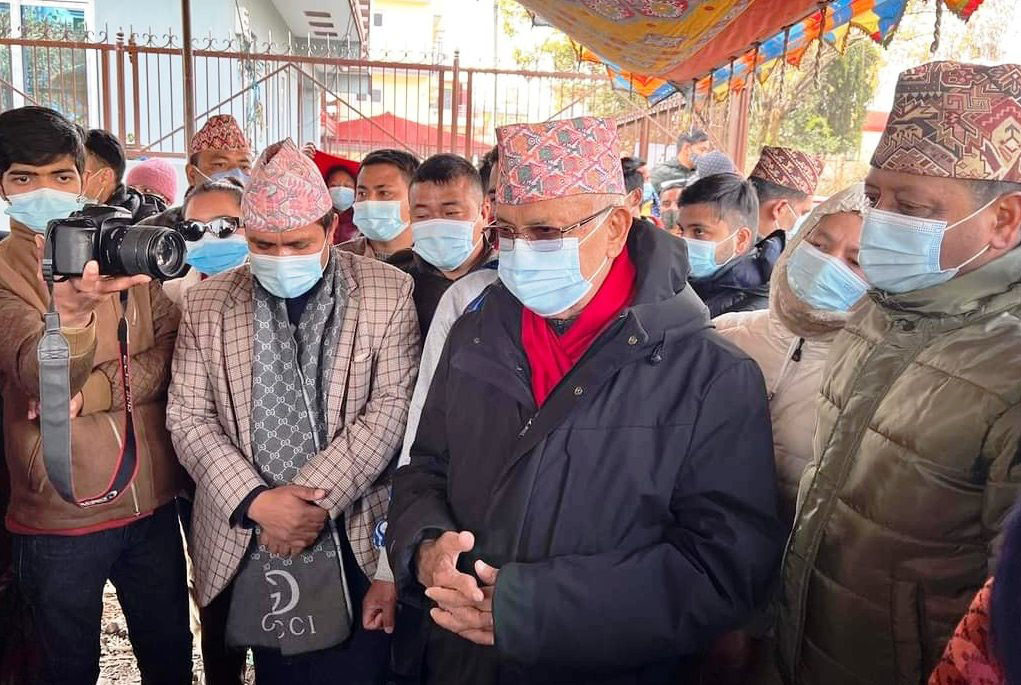 कोरोना संक्रमणका बेला सार्वजनिक कार्यक्रममा गएका केपी ओलीलाई कारवाहीको माग गर्दै प्रशासनमा उजुरी !
