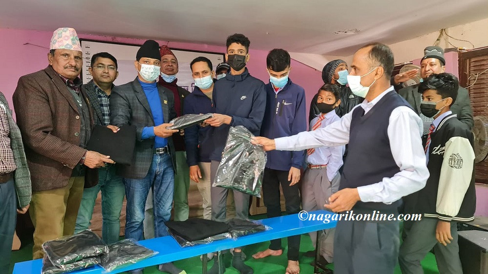 अध्यक्ष भण्डारीको जन्मदिनमा लायन्स बुटवल सिद्धबाबाद्वारा नयाँगाउँ माबिमा स्वीटर बितरण