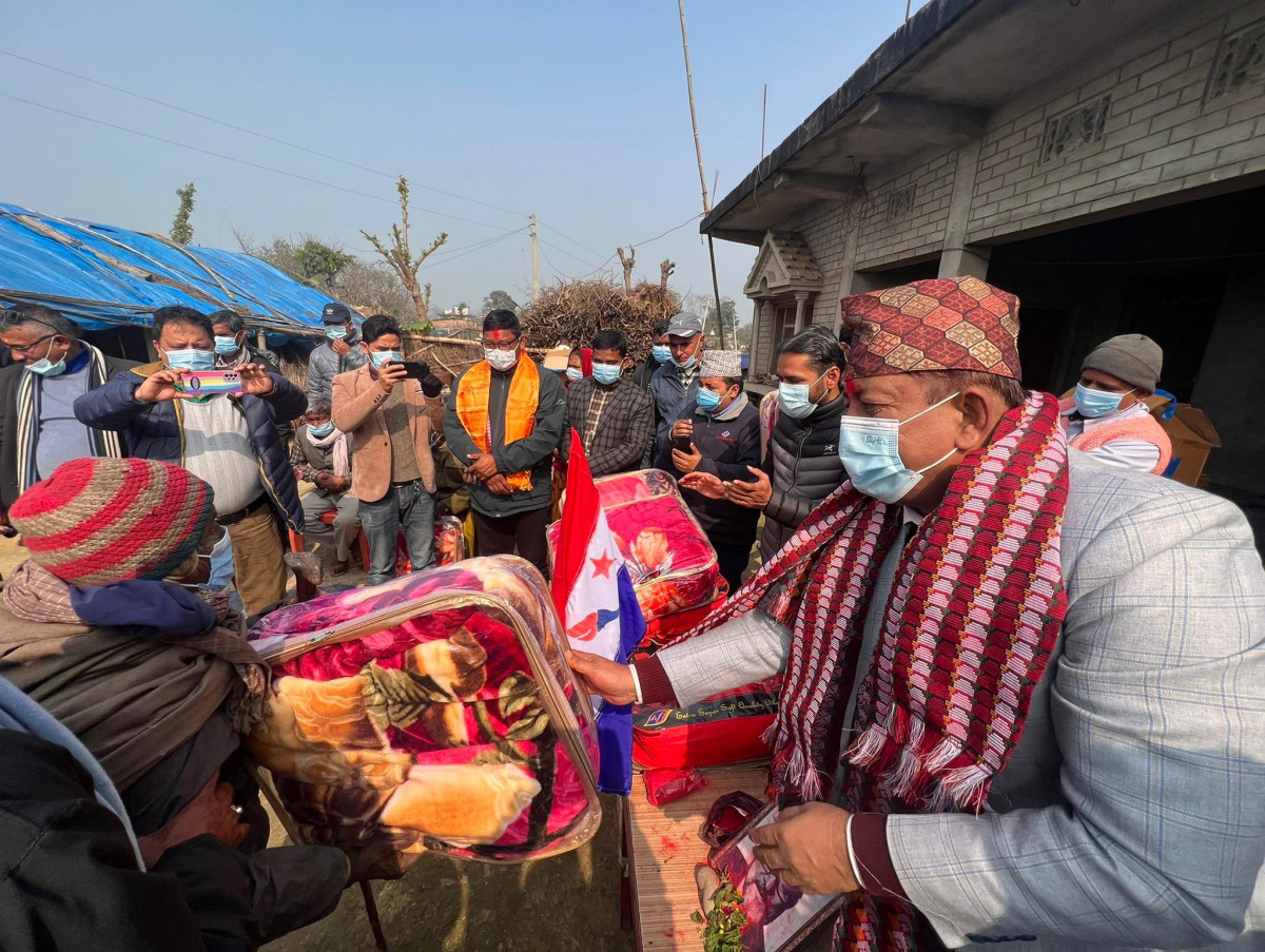 नेपाली कांग्रेसद्वारा शुद्धोधन ७ का जेष्ठ नागरिकलाई ब्लाङकेट वितरण
