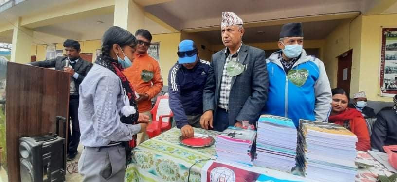 १२ जना विद्यार्थीलाई १ हजार ५ सयका दरले  छात्रवृत्ति प्रदान