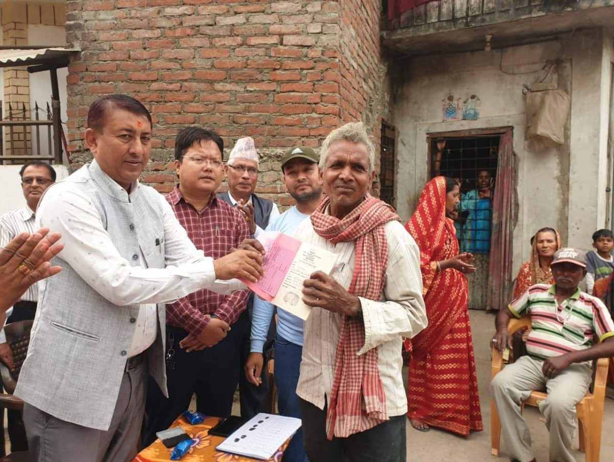 रुपन्देहीको ओमसतीयाका भूमिहिनलाई जग्गाधनी लालपूर्जा बितरण