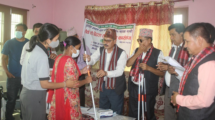 नेत्रहिन युवा संघ रुपन्देहीद्वारा सेतो छडी वितरण