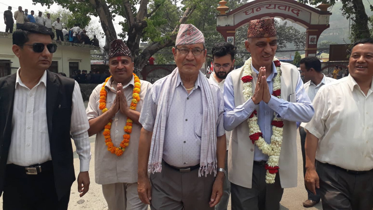 वीपीलाई बुटवलमा माल्यार्पण गरे लगत्तै  मेयरमा उम्मेदवारी दर्ता गर्न पुगे कांग्रेस नेता खेलराज