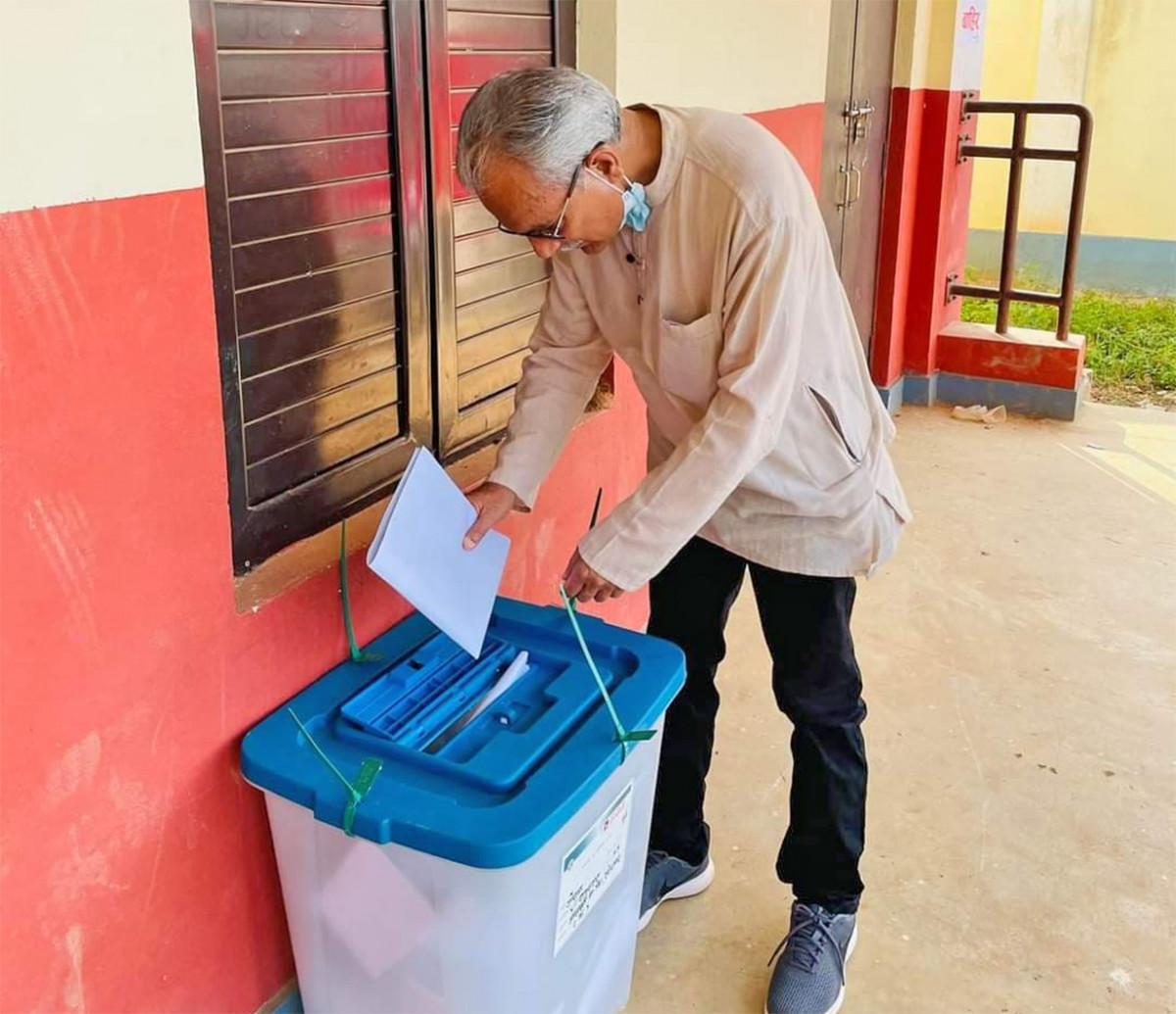 पूर्वप्रधानमन्त्री डा.बाबुराम भट्टराईद्वारा मतदान