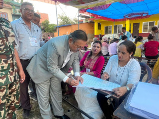 देशैभर उत्साहपूर्ण मतदान जारी,नेताहरूले कहाँबाट राखे भाेट ? (फाेटाेफिचर)